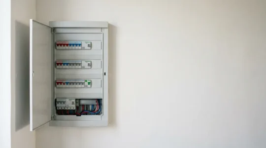 Risques électriques à domicile en France nécessitant vigilance et prévention